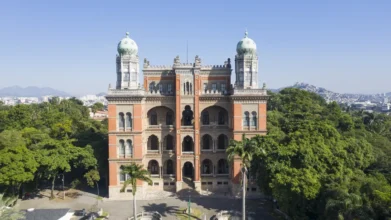 Vista aérea do Castelo Mourisco da Fundação Oswaldo Cruz, sede das unidades com vagas para estágio Fiocruz