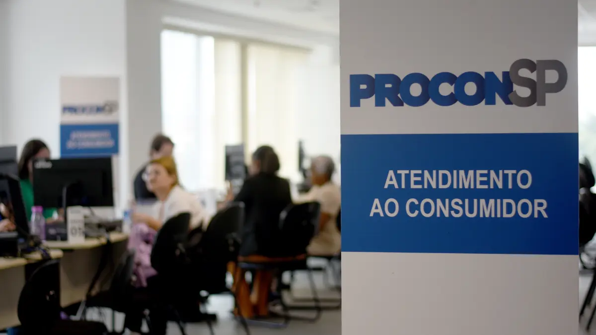 Estágio PROCON SP: Fundação abre cadastro reserva para estudantes de diversas áreas 1 Sala de atendimento ao consumidor do estágio PROCON SP com funcionários ao fundo