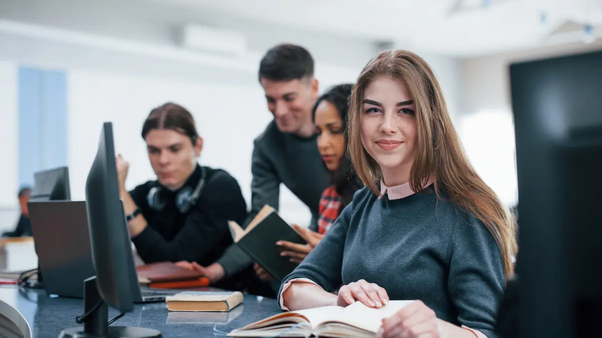 
Estudantes universitários em laboratório de informática participando de processo seletivo para estágio Petrobras