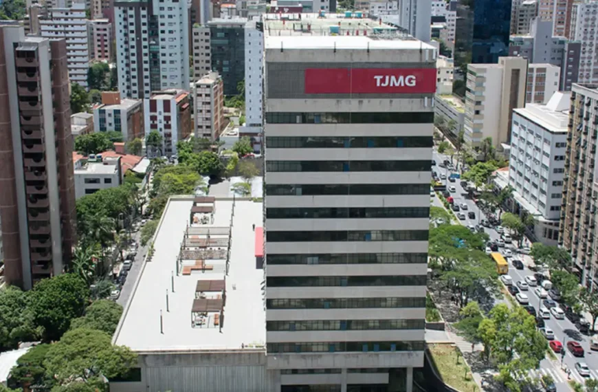 ista aérea do edifício sede do estágio TJMG em Belo Horizonte, com fachada branca e letreiro vermelho