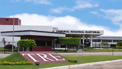 Fachada do prédio sede com letreiro e jardins ilustrando a oportunidade de estágio TRE BA