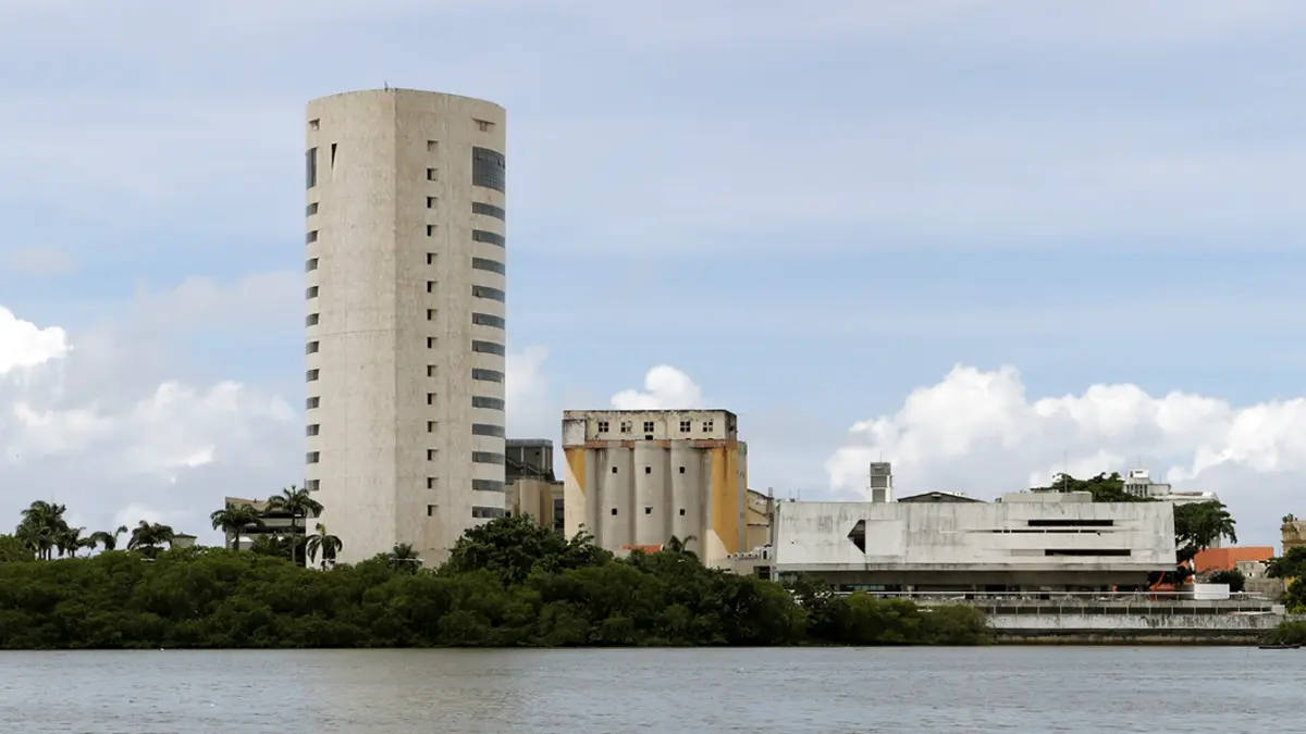 Estágio TRF 5 2026 — sede da Justiça Federal em Pernambuco às margens do Rio Capibaribe, em Recife