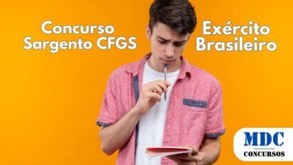 Jovem de camisa rosa e camiseta branca segura um caderno e uma caneta, tocando os lábios com a ponta da caneta enquanto olha para o caderno com expressão pensativa. O fundo é laranja vibrante - Exército Brasileiro abre 1125 vagas para Sargentos