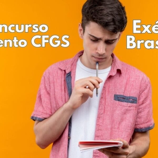 Jovem de camisa rosa e camiseta branca segura um caderno e uma caneta, tocando os lábios com a ponta da caneta enquanto olha para o caderno com expressão pensativa. O fundo é laranja vibrante - Exército Brasileiro abre 1125 vagas para Sargentos