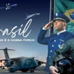 Imagem promocional da FAB com o slogan “Brasil, essa é a nossa força!”, destacando dois militares em frente à bandeira nacional, aeronaves, caças e um satélite, simbolizando patriotismo e tecnologia.