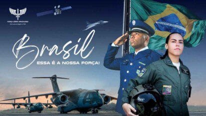 Imagem promocional da FAB com o slogan “Brasil, essa é a nossa força!”, destacando dois militares em frente à bandeira nacional, aeronaves, caças e um satélite, simbolizando patriotismo e tecnologia.