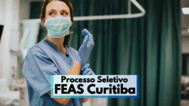Processos Seletivos 2 Profissional da área da saúde, usando máscara e luvas cirúrgicas, aparece sorrindo em ambiente hospitalar com cortinas verdes ao fundo. Ela veste uniforme azul e transmite preparo e confiança, sugerindo atuação em unidade médica. Na imagem, há um destaque com o texto “Processo Seletivo FEAS Curitiba”, indicando divulgação de vagas na área da saúde por meio de processo seletivo público.