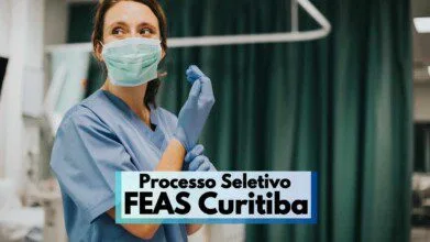 Profissional da área da saúde, usando máscara e luvas cirúrgicas, aparece sorrindo em ambiente hospitalar com cortinas verdes ao fundo. Ela veste uniforme azul e transmite preparo e confiança, sugerindo atuação em unidade médica. Na imagem, há um destaque com o texto “Processo Seletivo FEAS Curitiba”, indicando divulgação de vagas na área da saúde por meio de processo seletivo público.