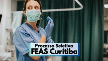 Profissional da área da saúde, usando máscara e luvas cirúrgicas, aparece sorrindo em ambiente hospitalar com cortinas verdes ao fundo. Ela veste uniforme azul e transmite preparo e confiança, sugerindo atuação em unidade médica. Na imagem, há um destaque com o texto “Processo Seletivo FEAS Curitiba”, indicando divulgação de vagas na área da saúde por meio de processo seletivo público.