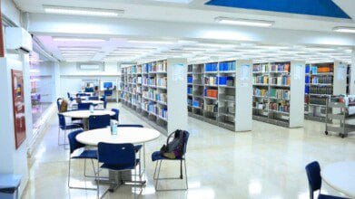 FEPECS DF abre 280 vagas em Cursos Técnicos gratuitos na Saúde 4 Biblioteca ampla e iluminada com estantes de livros, mesas redondas, cadeiras e computadores disponíveis para estudo. Foto: Jhonatan Cantarelle/Agência Saúde-DF