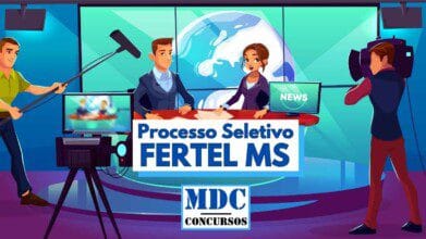 A imagem mostra uma ilustração de um estúdio de televisão com dois apresentadores sentados atrás de uma bancada de notícias. Ao fundo, há uma tela grande com um globo terrestre e um monitor com a palavra "NEWS". À esquerda, um operador de som segura um microfone boom, e à direita, um cinegrafista grava a cena com uma câmera. Em destaque, há um texto central com os dizeres “Processo Seletivo FERTEL MS” e abaixo, o logotipo da “MDC Concursos”. O ambiente é colorido e simula uma produção jornalística.