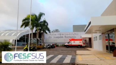Fachada do Hospital Materno-Infantil Dr. Joaquim Sampaio com ambulância do SAMU estacionada e logotipo da FESF-SUS no canto inferior esquerdo. Foto: Divulgação/FESF-SUS