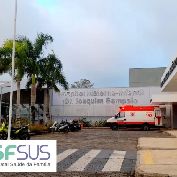 Fachada do Hospital Materno-Infantil Dr. Joaquim Sampaio com ambulância do SAMU estacionada e logotipo da FESF-SUS no canto inferior esquerdo. Foto: Divulgação/FESF-SUS