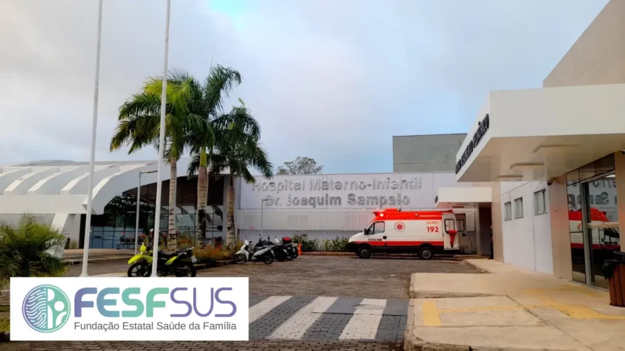 Fachada do Hospital Materno-Infantil Dr. Joaquim Sampaio com ambulância do SAMU estacionada e logotipo da FESF-SUS no canto inferior esquerdo. Foto: Divulgação/FESF-SUS