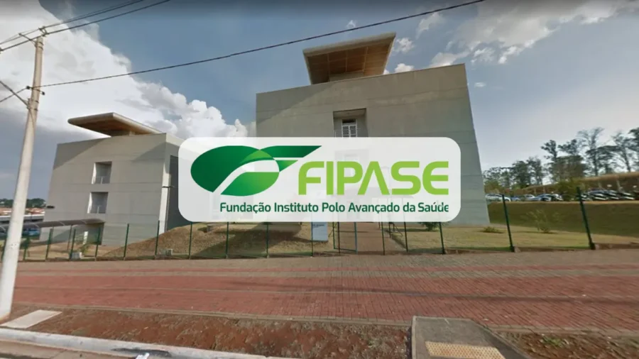 Fachada de prédios modernos do Supera Parque em Ribeirão Preto sob céu nublado, com o logotipo da FIPASE sobreposto ao centro em um fundo branco arredondado.