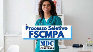 Processos Seletivos 5 Mulher jovem vestida com jaleco verde e estetoscópio no pescoço sorri em um consultório médico moderno e bem iluminado com móveis brancos e materiais hospitalares ao fundo destacando um cartaz com ilustração do corpo humano atrás dela no centro da imagem há uma faixa com os dizeres Processo Seletivo FSCMPA e o logotipo da MDC Concursos indicando anúncio de seleção na área da saúde