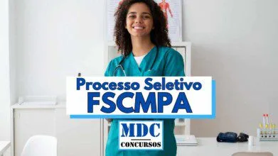 Mulher jovem vestida com jaleco verde e estetoscópio no pescoço sorri em um consultório médico moderno e bem iluminado com móveis brancos e materiais hospitalares ao fundo destacando um cartaz com ilustração do corpo humano atrás dela no centro da imagem há uma faixa com os dizeres Processo Seletivo FSCMPA e o logotipo da MDC Concursos indicando anúncio de seleção na área da saúde