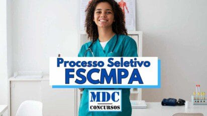 Mulher jovem vestida com jaleco verde e estetoscópio no pescoço sorri em um consultório médico moderno e bem iluminado com móveis brancos e materiais hospitalares ao fundo destacando um cartaz com ilustração do corpo humano atrás dela no centro da imagem há uma faixa com os dizeres Processo Seletivo FSCMPA e o logotipo da MDC Concursos indicando anúncio de seleção na área da saúde