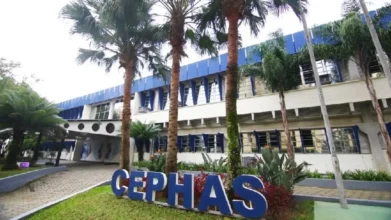 Cursos técnicos gratuitos no CEPHAS com fachada da instituição em São José dos Campos