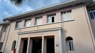 Fachada do prédio da Fundação Ezequiel Dias, com entrada principal, janelas amplas e identificação do Instituto Octávio Magalhães. Foto: Divulgação/FUNED-MG