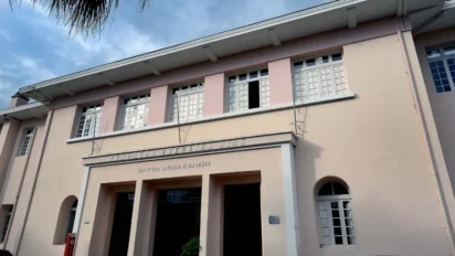 Fachada do prédio da Fundação Ezequiel Dias, com entrada principal, janelas amplas e identificação do Instituto Octávio Magalhães. Foto: Divulgação/FUNED-MG