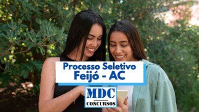 Processos Seletivos 4 Duas mulheres jovens estão sorrindo e olhando para um celular, em um ambiente externo com vegetação ao fundo. Ambas demonstram interesse e alegria, sugerindo que estão lendo uma boa notícia. No centro da imagem, há uma faixa com os dizeres “Processo Seletivo Feijó – AC” e, abaixo, o logotipo “MDC Concursos”. A imagem transmite positividade e informação sobre oportunidades de emprego público.