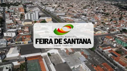 Vista aérea da cidade de Feira de Santana, na Bahia, com o logotipo da Prefeitura Municipal sobreposto ao centro da imagem.