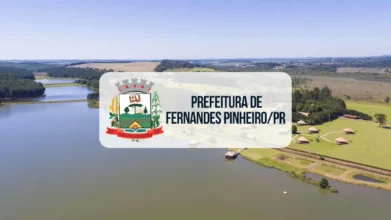 Vista aérea de um lago cercado por vegetação e chalés, com um painel central contendo o brasão e o texto "Prefeitura de Fernandes Pinheiro/PR".