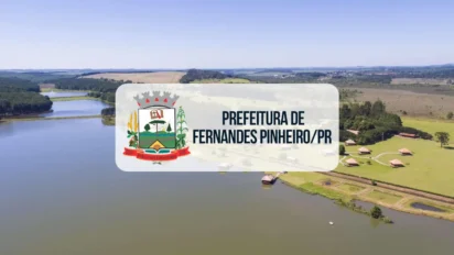 Vista aérea de um lago cercado por vegetação e chalés, com um painel central contendo o brasão e o texto "Prefeitura de Fernandes Pinheiro/PR".