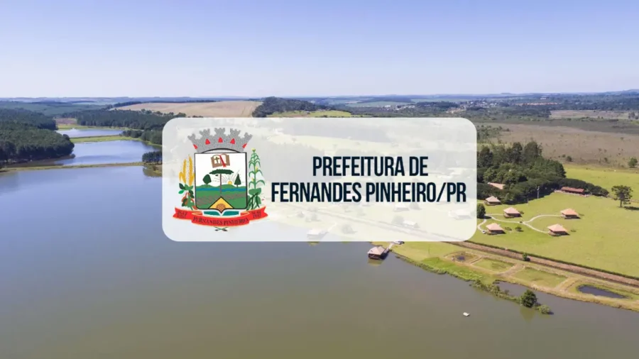 Vista aérea de um lago cercado por vegetação e chalés, com um painel central contendo o brasão e o texto "Prefeitura de Fernandes Pinheiro/PR".