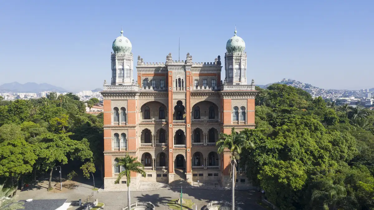 Vista aérea do Pavilhão Mourisco da Fiocruz, sede histórica da fundação no Rio de Janeiro, onde é ofertada especialização EaD gratuita em Saúde Pública