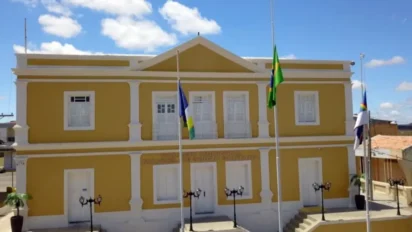 Prédio histórico da Prefeitura de Flores PE com fachada amarela, janelas brancas e bandeiras hasteadas. Foto: Divulgação/Prefeitura de Flores-PE