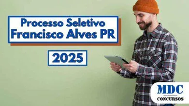 Homem usando touca laranja e camisa xadrez sorri enquanto segura um tablet, posicionado à direita da imagem em frente a uma parede verde clara. À esquerda, há um destaque com os dizeres “Processo Seletivo Francisco Alves PR” e abaixo “2025”, ambos em letras azuis com molduras azul e laranja. No canto inferior direito está o logotipo da MDC Concursos