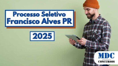Homem usando touca laranja e camisa xadrez sorri enquanto segura um tablet, posicionado à direita da imagem em frente a uma parede verde clara. À esquerda, há um destaque com os dizeres “Processo Seletivo Francisco Alves PR” e abaixo “2025”, ambos em letras azuis com molduras azul e laranja. No canto inferior direito está o logotipo da MDC Concursos