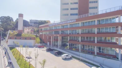 Francisco Morato/SP abre concurso com 20 vagas imediatas de até R$ 6,5 mil 2 Prédio da Prefeitura de Francisco Morato com fachada moderna, estacionamento com carros à frente, áreas verdes ao redor e identificação “Prefeitura de Francisco Morato” na parte superior do edifício. Foto: Divulgação/Prefeitura de Francisco Morato-SP