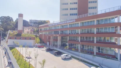 Prédio da Prefeitura de Francisco Morato com fachada moderna, estacionamento com carros à frente, áreas verdes ao redor e identificação “Prefeitura de Francisco Morato” na parte superior do edifício. Foto: Divulgação/Prefeitura de Francisco Morato-SP