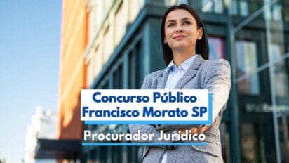 Mulher jovem de aparência confiante, vestindo blazer cinza e camisa social azul clara, está em pé com os braços cruzados diante de um prédio moderno de vidro. Na imagem, há uma faixa com os dizeres “Concurso Público Francisco Morato SP – Procurador Jurídico”, indicando a abertura de concurso na cidade paulista. A luz do dia e o cenário urbano transmitem profissionalismo e determinação.