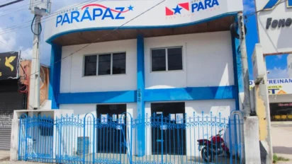 Fachada de um prédio de dois andares da Fundação PARÁPAZ em tons de branco e azul, com portão de ferro azul na frente e uma motocicleta estacionada na calçada. Foto: Divulgação/Fundação PARÁPAZ