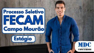 Homem jovem de pé, sorrindo, vestindo camisa azul de linho com as mangas dobradas, mãos nos bolsos, em frente a uma parede de concreto cinza - Fundação de Esportes de Campo Mourão lança Seleção 2025 para Estágio