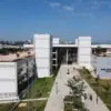 Prédio moderno do Paço Municipal de Hortolândia, chamado Palácio dos Migrantes, com fachada branca e espelhada e jardins ao redor. Foto: Divulgação/Prefeitura de Hortolândia-SP