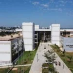 Prédio moderno do Paço Municipal de Hortolândia, chamado Palácio dos Migrantes, com fachada branca e espelhada e jardins ao redor. Foto: Divulgação/Prefeitura de Hortolândia-SP