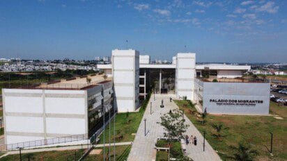 Prédio moderno do Paço Municipal de Hortolândia, chamado Palácio dos Migrantes, com fachada branca e espelhada e jardins ao redor. Foto: Divulgação/Prefeitura de Hortolândia-SP