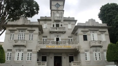 Fachada do Palácio Celso Galvão, prédio histórico de Garanhuns, com arquitetura clássica, torre central com relógio e janelas simétricas em tom cinza claro. Foto: Hilton Marques/Arquivo Secom PMG