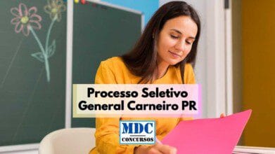 Imagem de uma mulher jovem, de cabelos castanhos lisos, usando blusa amarela, sentada em uma sala de aula com quadro-negro ao fundo e flores desenhadas. Ela segura uma pasta rosa e aparenta estar concentrada em documentos. No centro da imagem, há um destaque com os dizeres “Processo Seletivo General Carneiro PR” e o logotipo “MDC Concursos” logo abaixo. A imagem remete ao contexto educacional e concursos públicos.