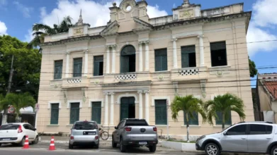 Goiana/PE lança processo seletivo com 1.512 vagas de até R$ 8.926,43 2 Sede da Prefeitura de Goiana, em Pernambuco, com fachada clássica em tons claros, colunas ornamentais, janelas verdes e carros estacionados em frente. Foto: MP-PE/Wikipédia