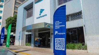 Fachada da sede da GoiásFomento com bandeiras promocionais sobre linhas de crédito para empreendedores goianos. Foto: Divulgação/GoiásFomento