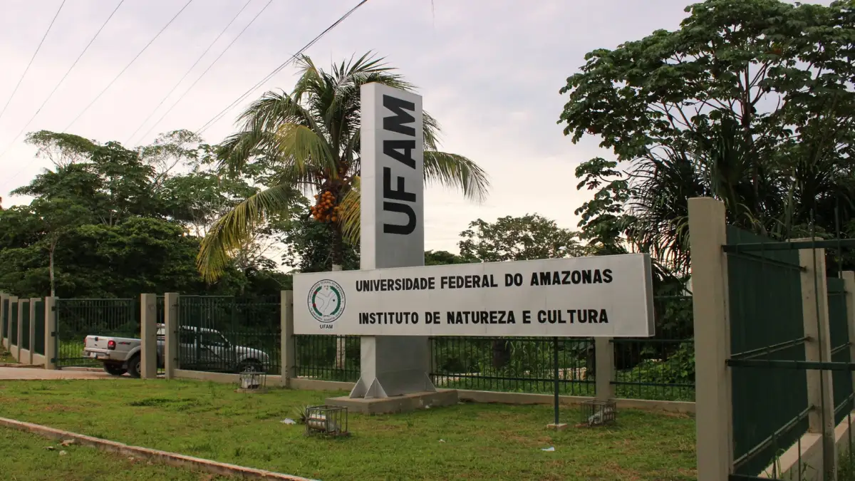 UFAM abre 300 vagas para graduação EaD em Administração e Biblioteconomia 1 Totem e placa da UFAM na entrada do campus, instituição com graduação EaD pelo PSEaD 2026