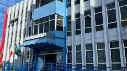 Fachada do prédio da Prefeitura Municipal de Guaraciaba, em Santa Catarina, apresentando estrutura moderna em tons de branco e azul, com grandes janelas de vidro e bandeiras hasteadas na entrada lateral. Foto: Divulgação/Google Maps (Spinelli)