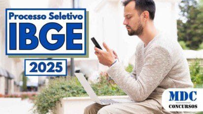 Homem sentado ao ar livre, usando um notebook no colo e segurando um celular, aparentando concentração. À esquerda, há um banner com os dizeres “Processo Seletivo IBGE 2025” em letras grandes azuis sobre fundo branco. No canto inferior direito, está o logotipo “MDC Concursos”. A imagem transmite um clima de estudo ou pesquisa, relacionado a concursos públicos