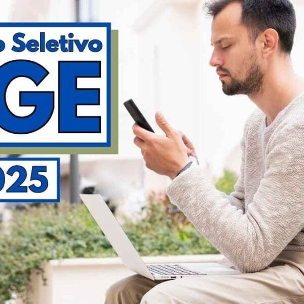 Homem sentado ao ar livre, usando um notebook no colo e segurando um celular, aparentando concentração. À esquerda, há um banner com os dizeres “Processo Seletivo IBGE 2025” em letras grandes azuis sobre fundo branco. No canto inferior direito, está o logotipo “MDC Concursos”. A imagem transmite um clima de estudo ou pesquisa, relacionado a concursos públicos